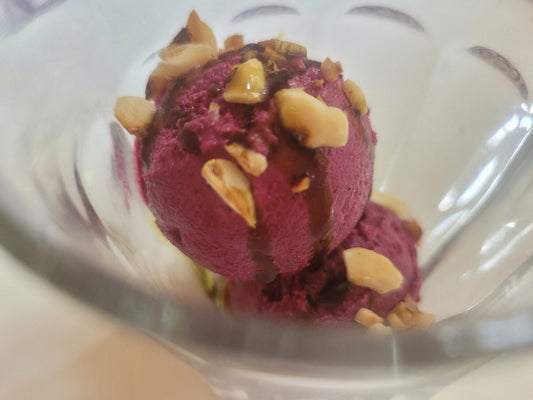 Rote-Beete-Eis  mit Kürbiskernöl und Haselnüssen
