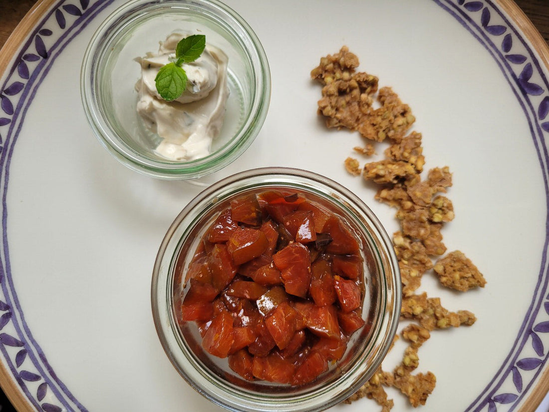 Zwetschgen-Crumble mit Minz-Sahne