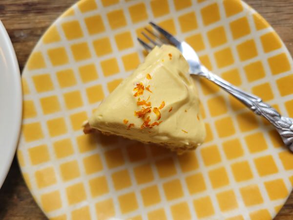 Orangenbiskuit  mit Misokaramell und Mangocreme