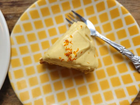 Orangenbiskuit  mit Misokaramell und Mangocreme