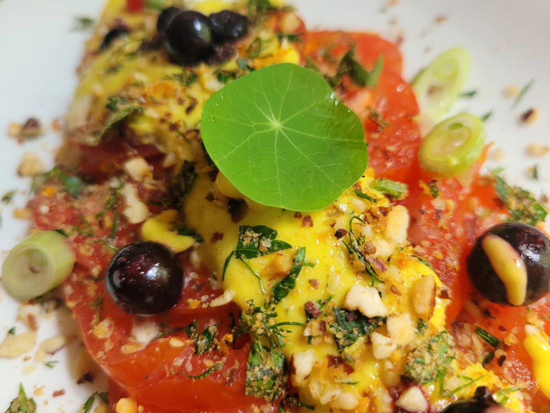 Tomaten-Carpaccio/ Mango-Salsa/ Mandel-Kräuter-Gremolata