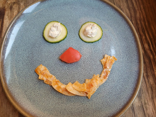 Tellergesicht mit Halloween-Zähnen