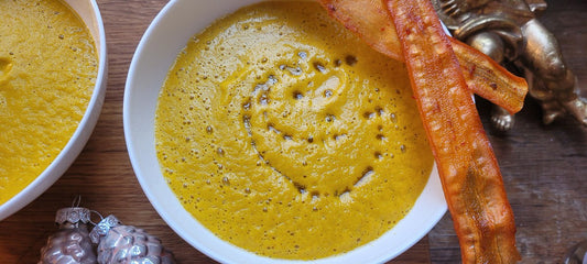 Kürbis-Haselnuss-Suppe  mit scharfen Knuspermöhren