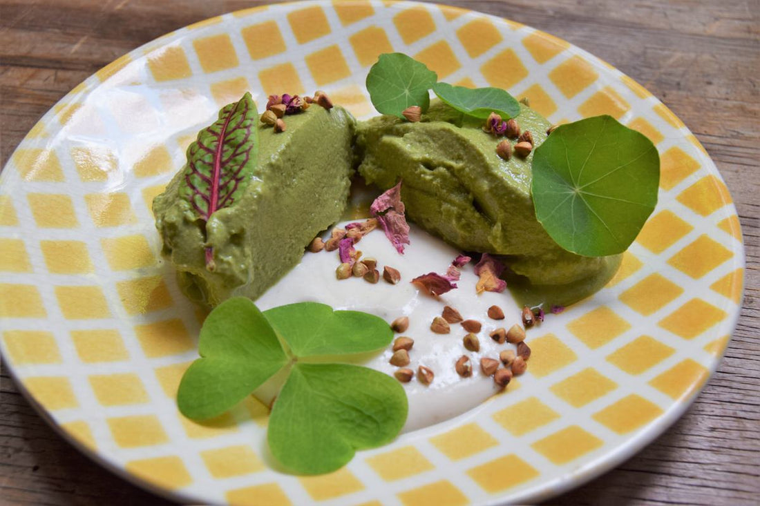 Sauerampfersorbet  mit geröstetem Buchweizen an Vanilleschaum