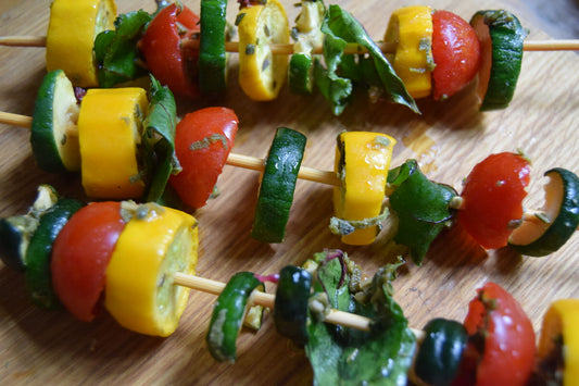 Bunte Sommerspieße mit Dill-Kürbiskerndip