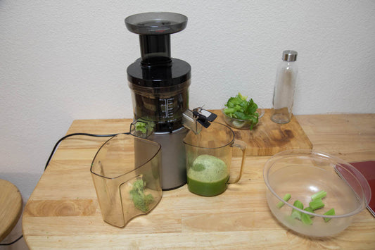 Selleriesaft (pur) im Entsafter oder Mixer selber machen