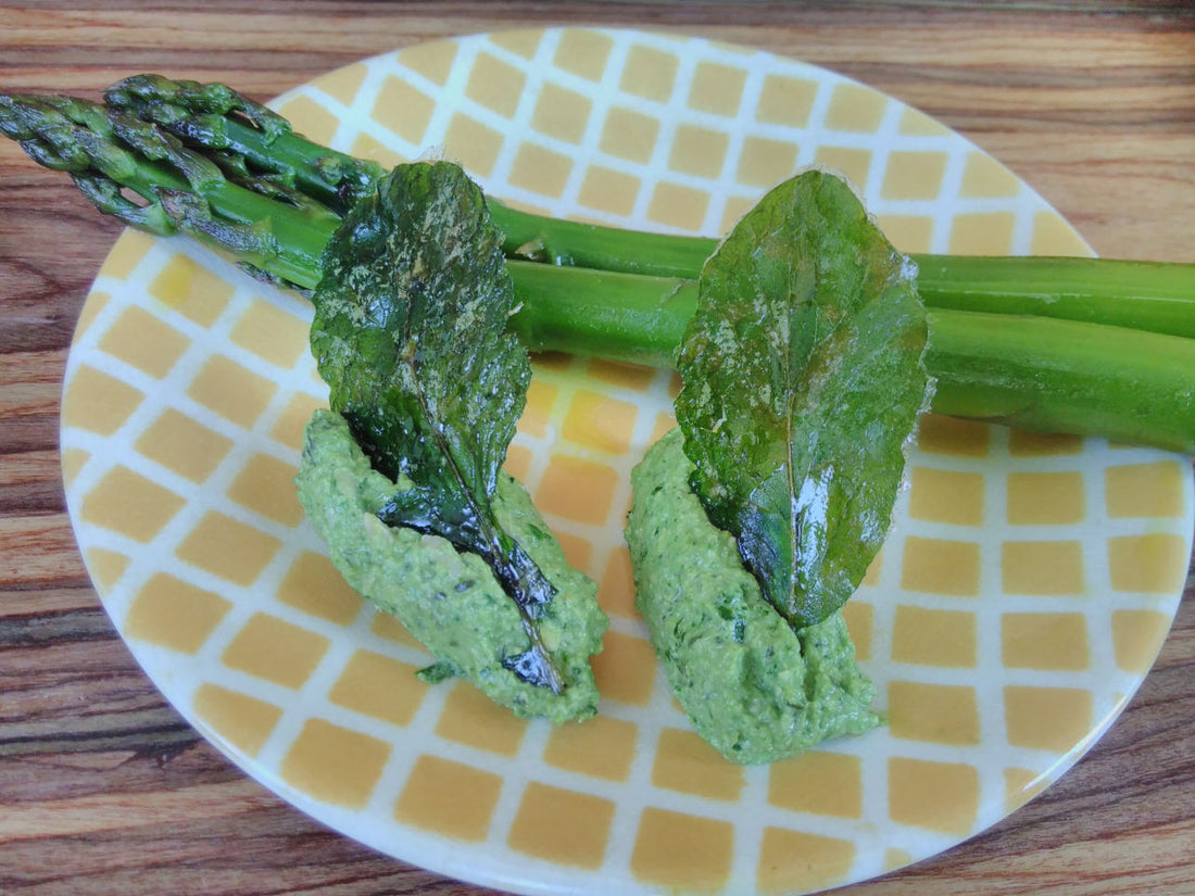 Marinierter grüner Spargel  mit Bärlauchpesto &#038; knusprigen Radieschenblättern
