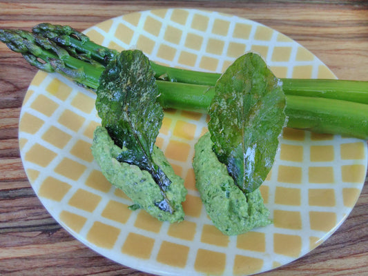 Marinierter grüner Spargel  mit Bärlauchpesto &#038; knusprigen Radieschenblättern