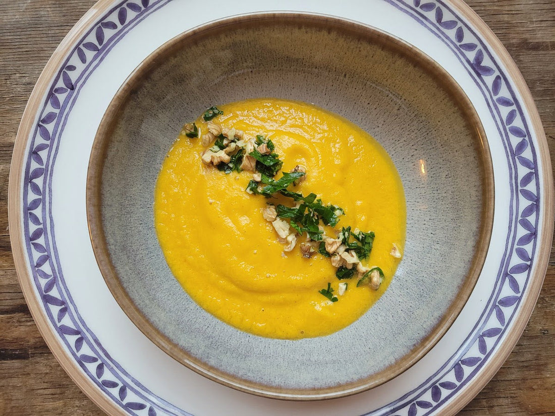 Leichte Möhren-Birnen-Suppe garniert