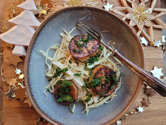 Festlicher Spitzkohlsalat mit Miso-Dressing und Kräuterseitlings-Muscheln