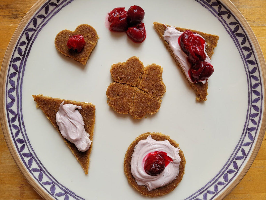 raw food: Hafer-Apfel-Haselnuss-Waffel mit Sauerkirschsahne