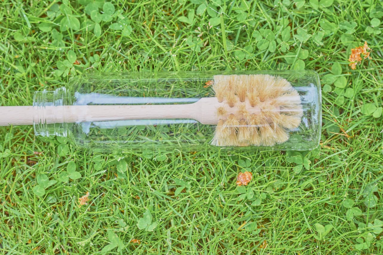 Bürste in Saftflasche