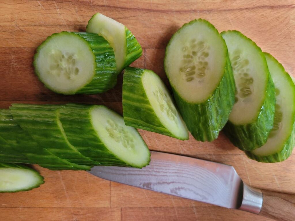 Schlangengurke geschnitten