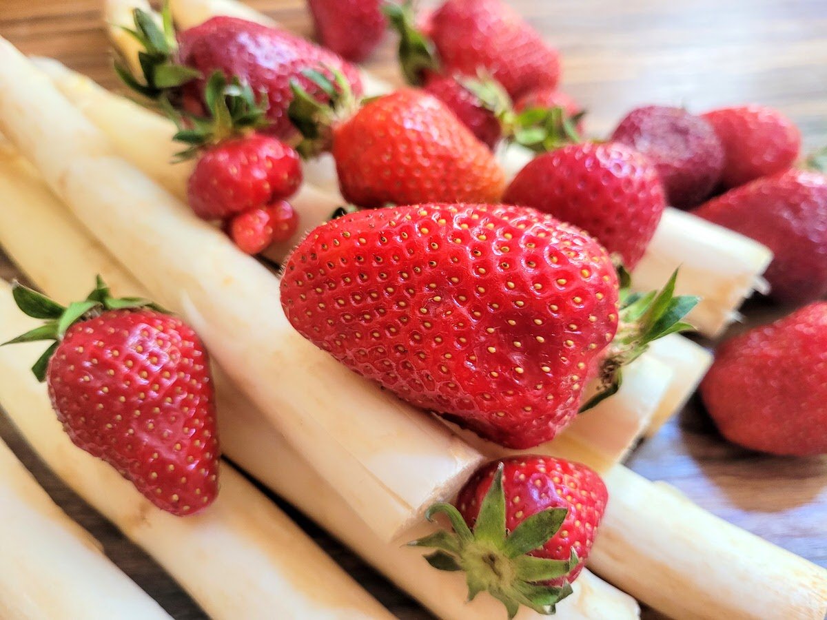 Spargel und Erdbeeren