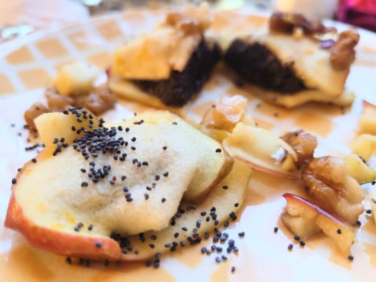 Mohnpraline in mariniertem Apfel