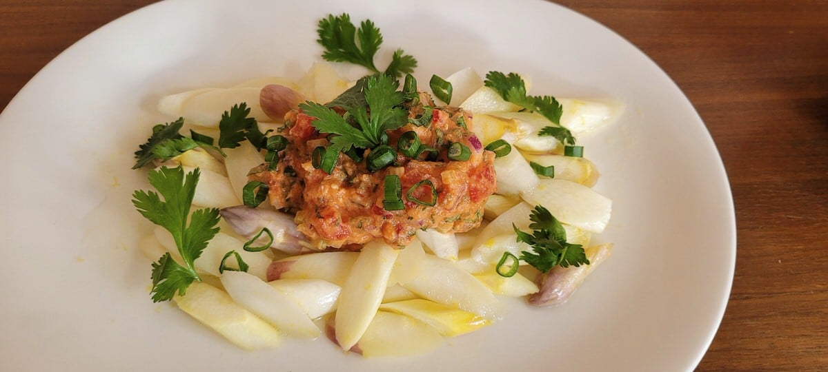 Spargel Ceviche auf Teller