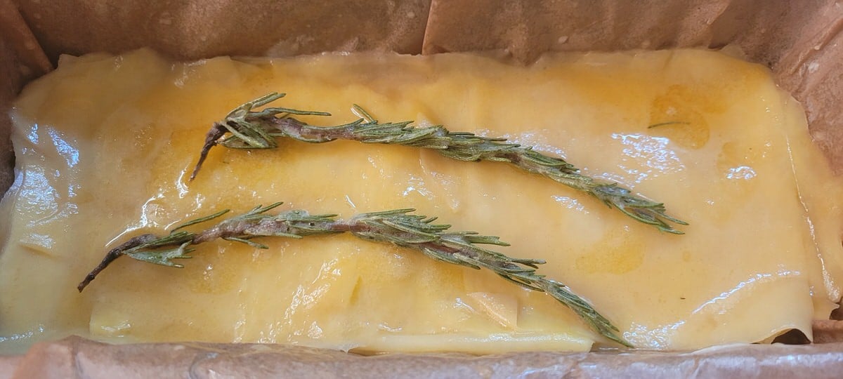 Backform mit Kartoffelscheiben und Rosmarin