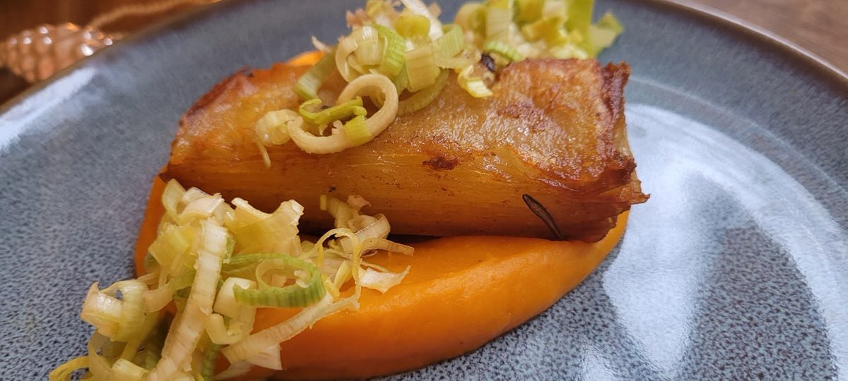 Kartoffeltasche auf teller