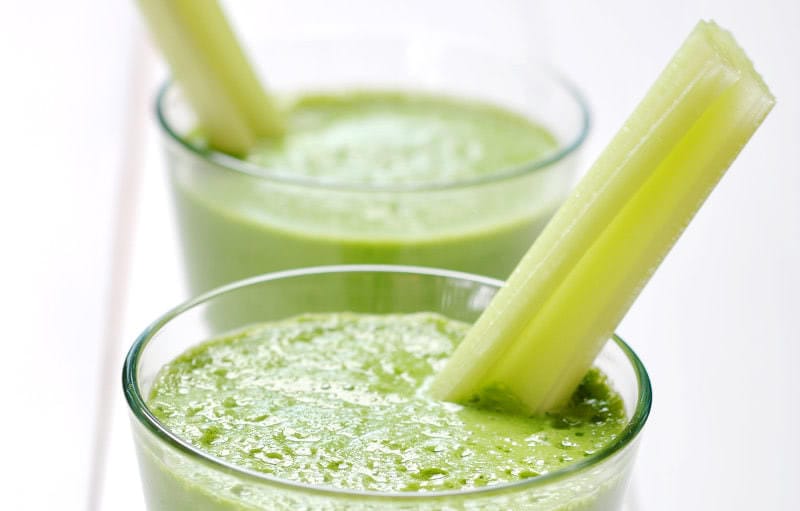 Green Hawaii - Ein wunderbar leichter Smoothie aus Spinat, Salatgurke, Sellerie, Ananas und Banane. Macht im Glas immer einen tollen Eindruck!