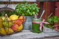 Smoothie Glas mit Schleife und ein Obstkorb