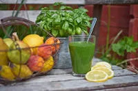 Smoothie Glas und ein Obstkorb