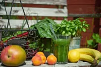 Obst und ein Glas Smoothie