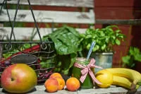 Obst und ein Glas Smoothie mit Schleife