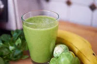 Glas grüner Smoothie und Banane