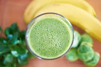 Blick von oben auf ein Glas mit Smoothie