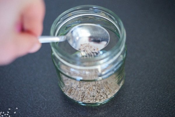 Chia Samen in das Glas geben
