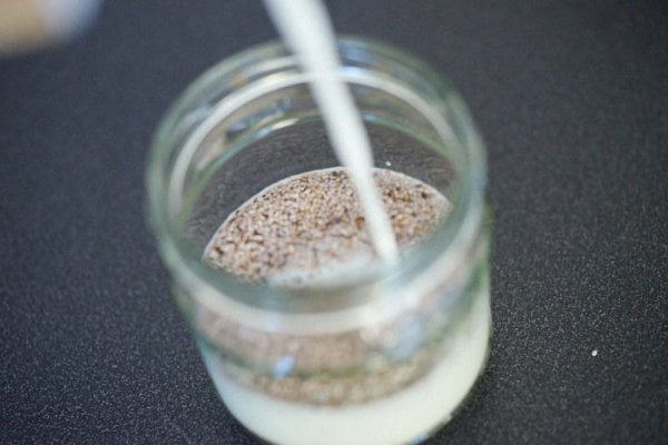 Im Verhältnis von ca. 1:5 mit Mandelmilch auffüllen