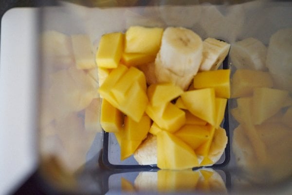 Mango und Banane im Mixer zerkleinern