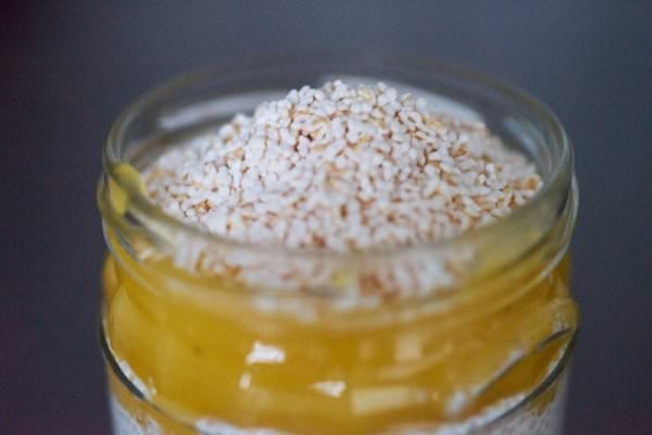 Fruchtpüree auf Chia Pudding geben und mit gepufftem Aramanth überstreuen