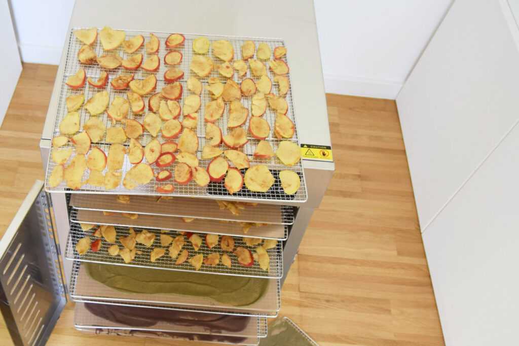 Apfel-Chips auf Gitterrost