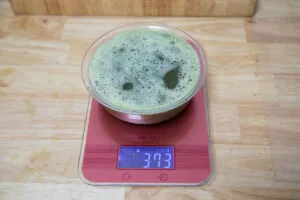 Selleriesaft auf der Waage