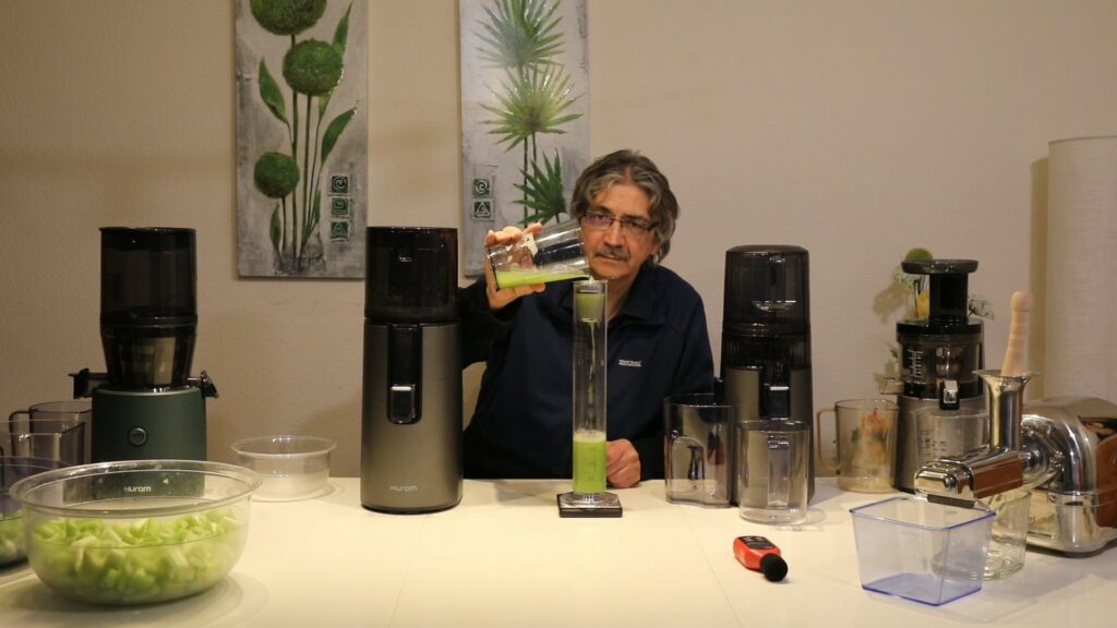 Gerald entsaftet Staudensellerie mit dem Hurom H400