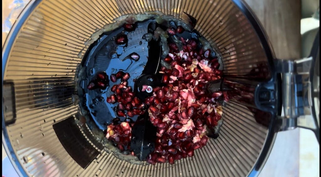 Granatapfel-Kerne im Kuvings Auto10S Slow Juicer