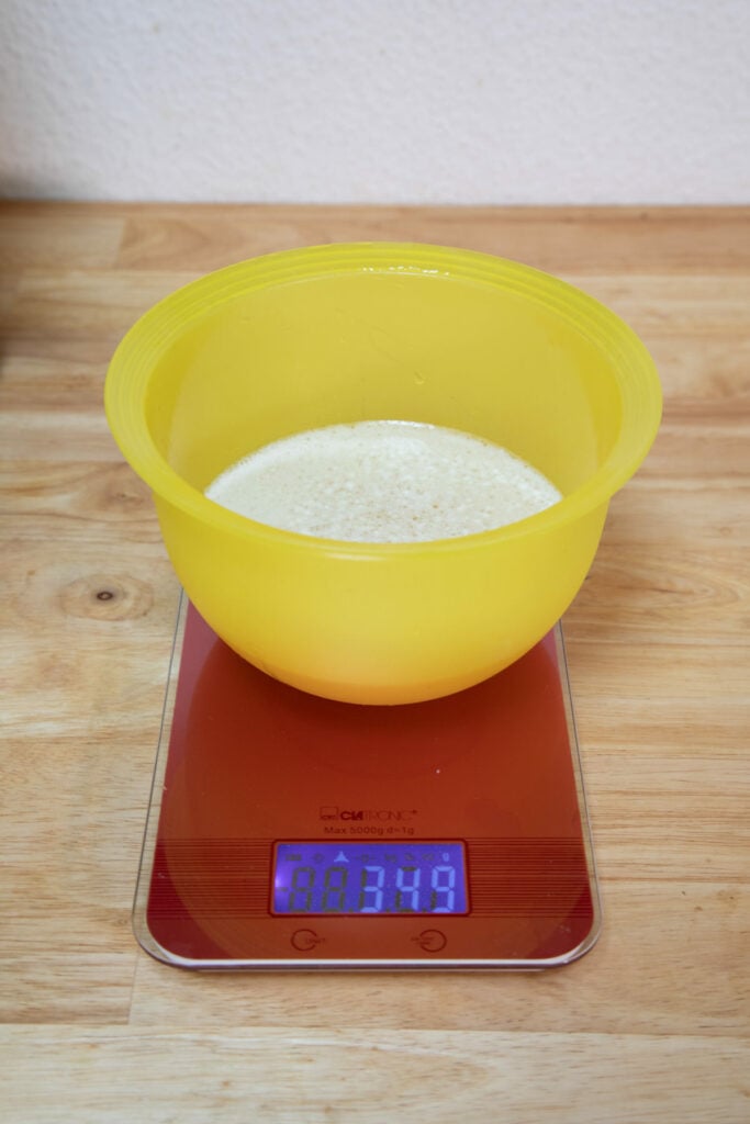 Ananassaft auf Waage