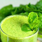 Grüner Smoothie im Glas mit Minze