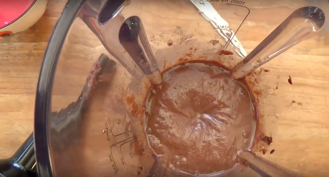 Aufstrich im Bianco UNO Mixbehälter