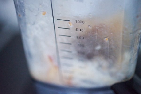 Mit wenig Wasser die Datteln auf höchster Stufe mixen