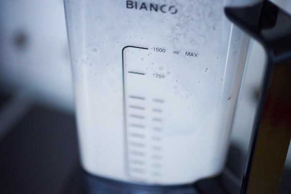 Cashewnüsse und Wasser hinzugeben, Mixvorgang fortsetzen