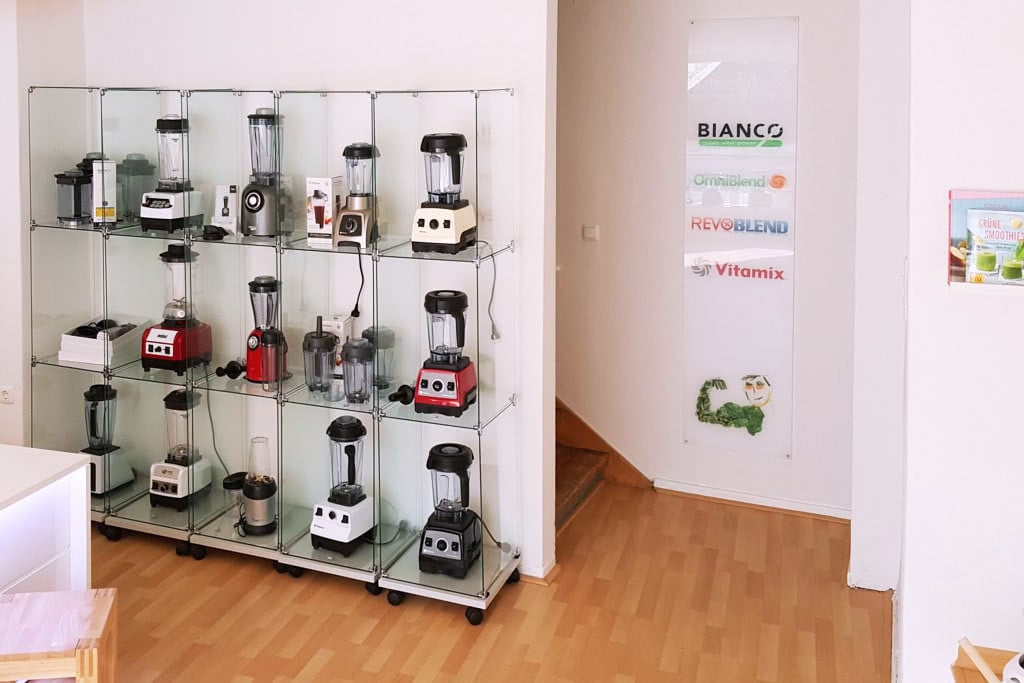 Mixer im Glasregal im Ladengeschäft