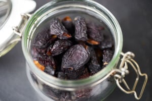 Dörrpflaumen im Einmachglas