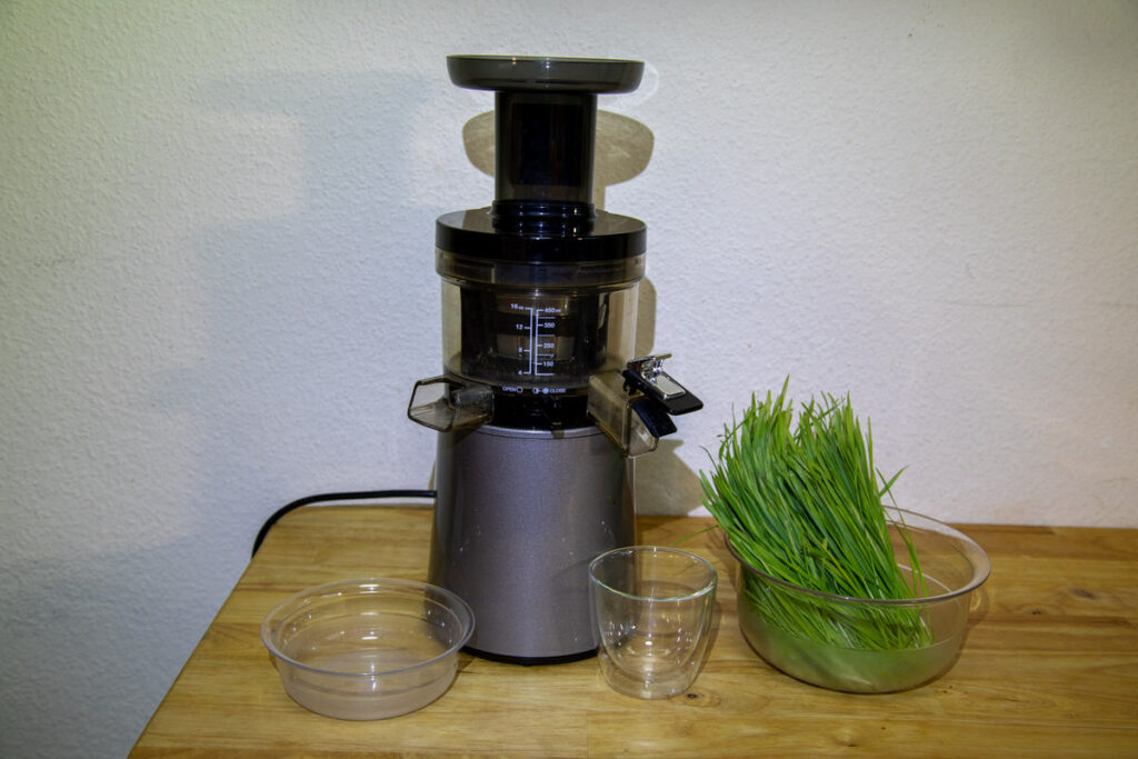 Hurom SLow Juicer entsaftet Weizengras
