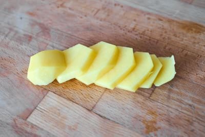 Frische geschnittene Kartoffelscheiben