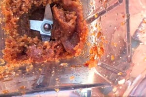 Nüsse zu Nussmus zerkleinern