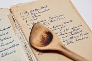 Rezeptbuch und Kochlöffel