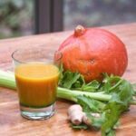 Ingwer Shot mit Kürbis und Staudensellerie Saft