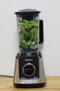 Staudensellerie in Mixer